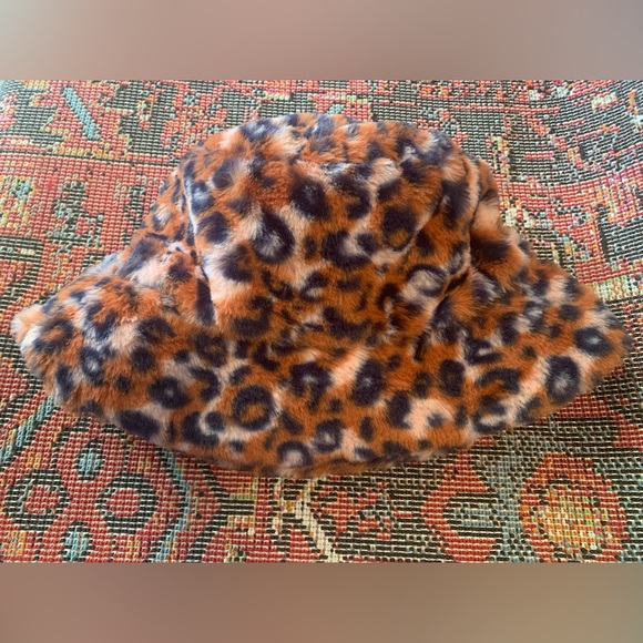 Urban Outfitters Knox Cheetah Leopard Animal Print Faux Fur Bucket Hat - Picture 3 of 3